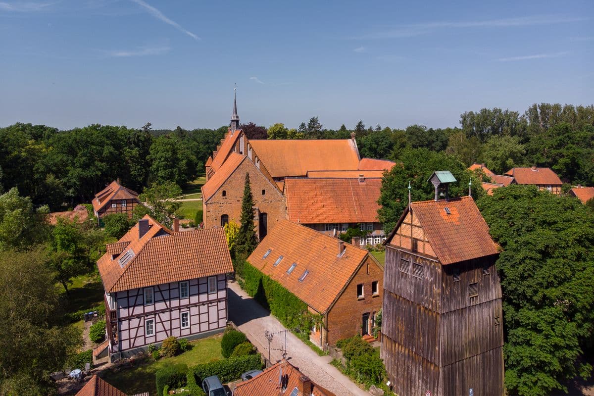 Glockenturm mit Kirche und Kloster im Hintergrund