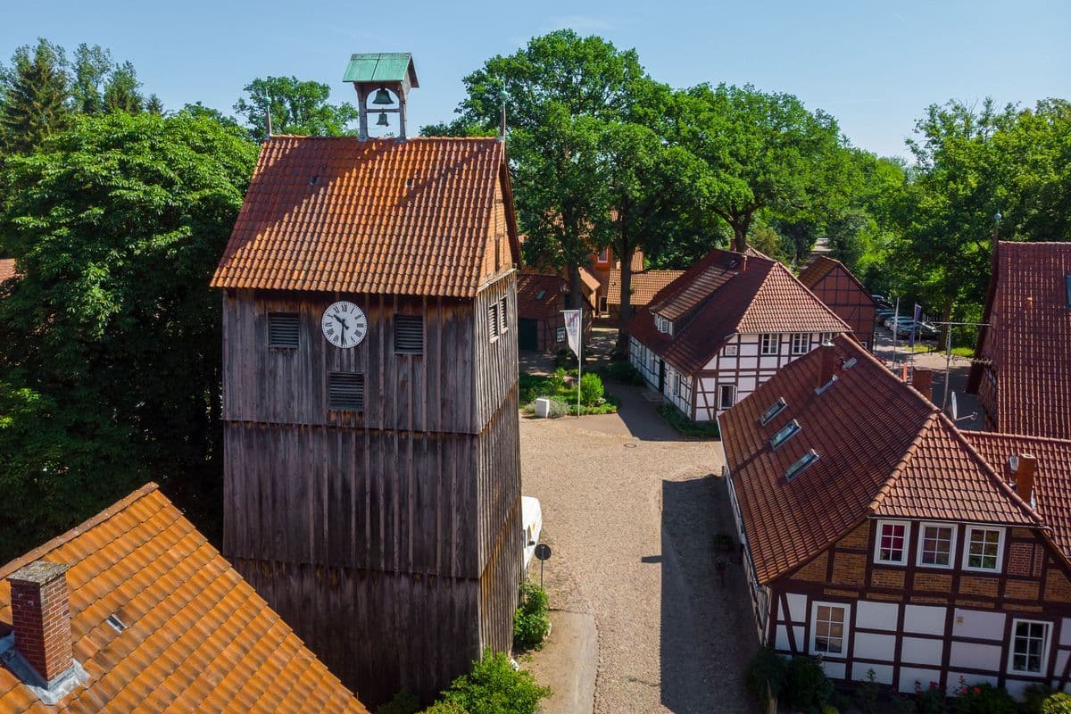 Luftaufnahme des Glockenturms Richtung Hotel