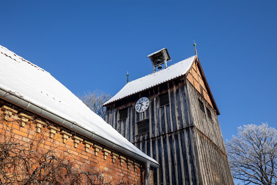 Der Glockenturm der Wienhäuser Kirche im Winter