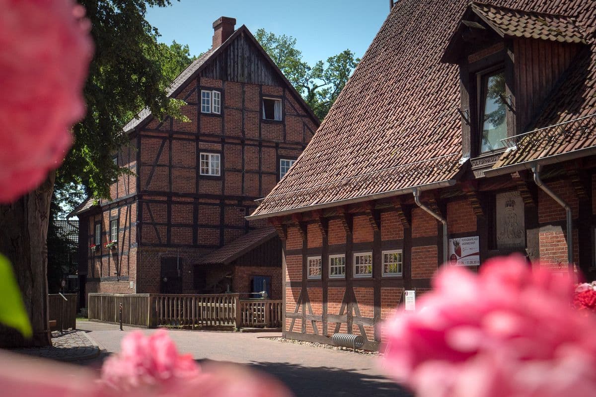 Der Blick auf das Kulturhaus Wienhausen mit der Tourist Information