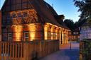 Das beleuchtete Kulturhaus in Wienhausen an einem sommerlichen Abend.