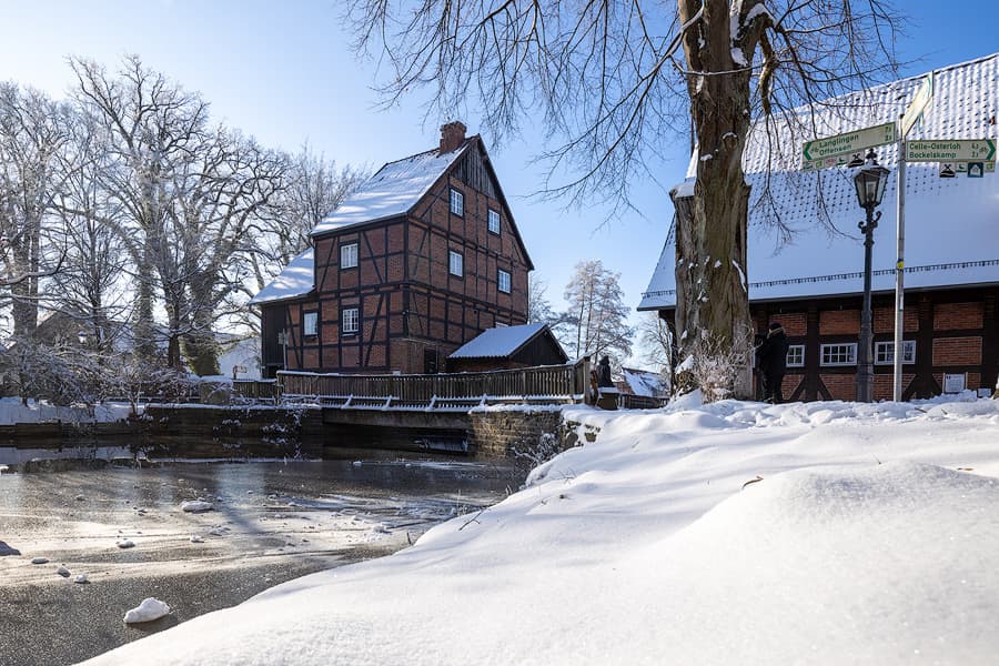 Kulturhaus und Wassermühle im winterlichen Wienhausen