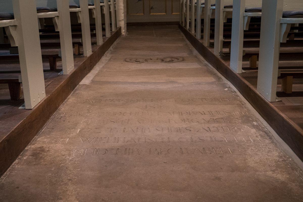Schriften im Steinboden der St. Marienkirche