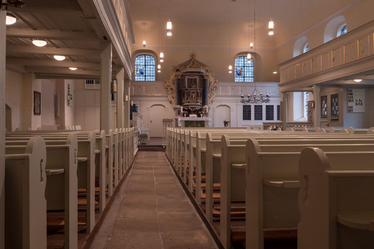 Der Gang zum Altar auf der linken Seite