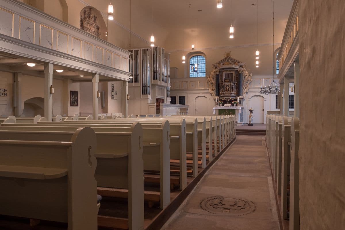 Der Gang zum Altar der St. Marien Kirche Wienhausen auf der rechten Seite