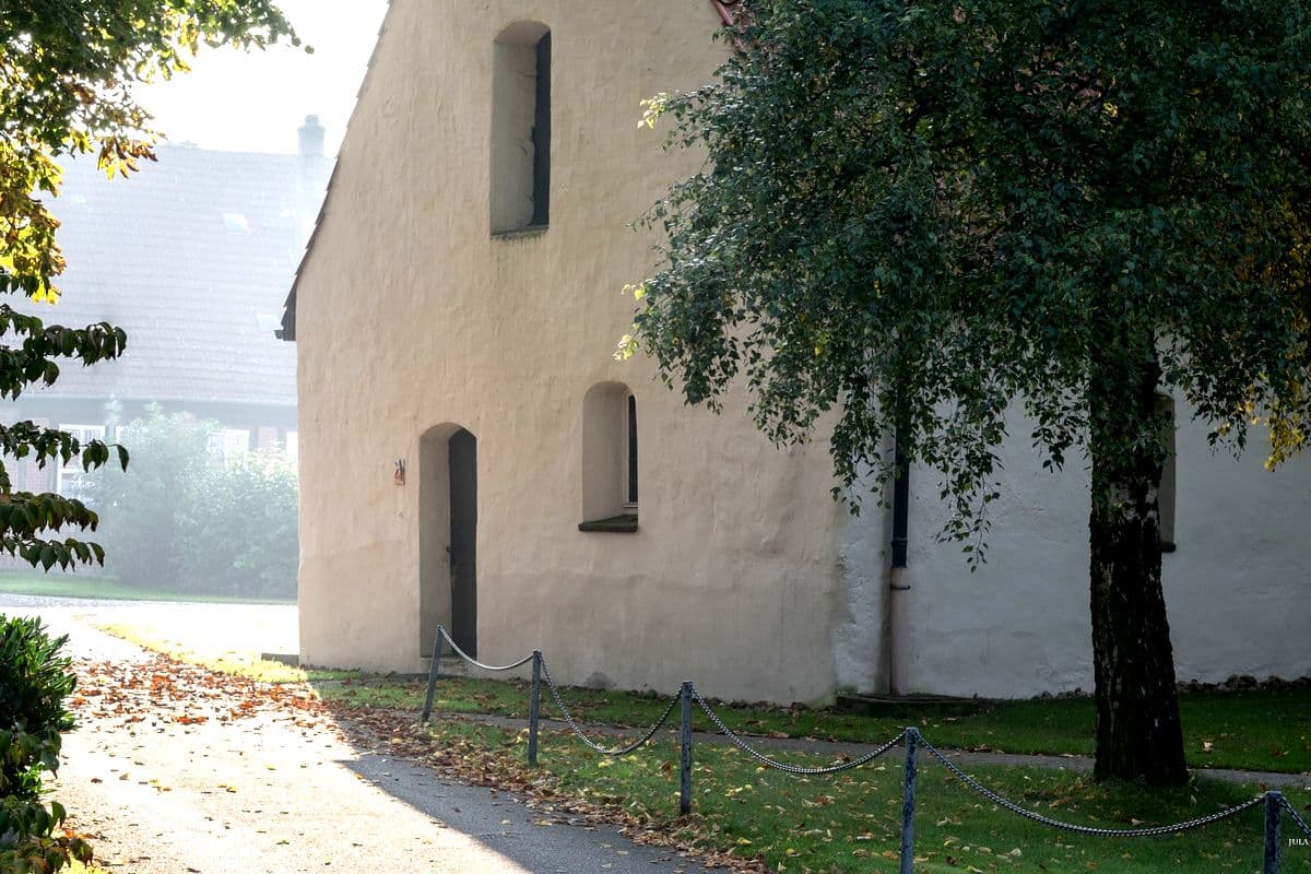 Kirche im Herbst