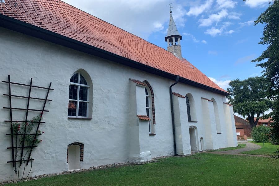 Seitenansicht der Marienkirche in Bröckel