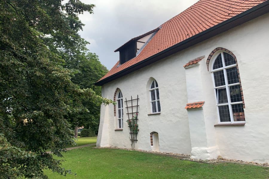 Seitenansicht der Marienkirche in Bröckel