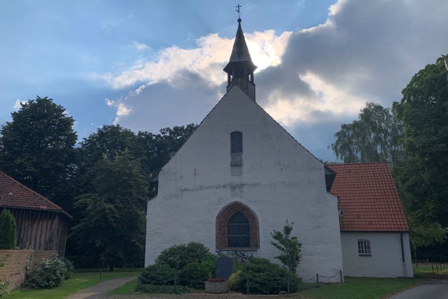 Marienkirche in Bröckel bei Nacht