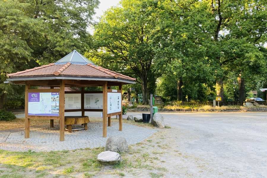 Großer Parkplatz mit Informationstafeln...