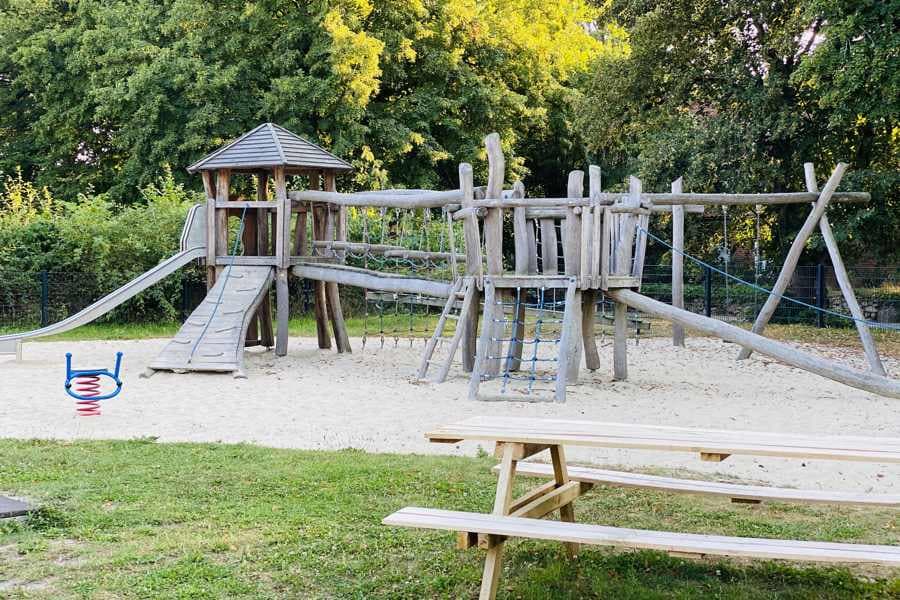 ...und direkt angrenzendem Spielplatz