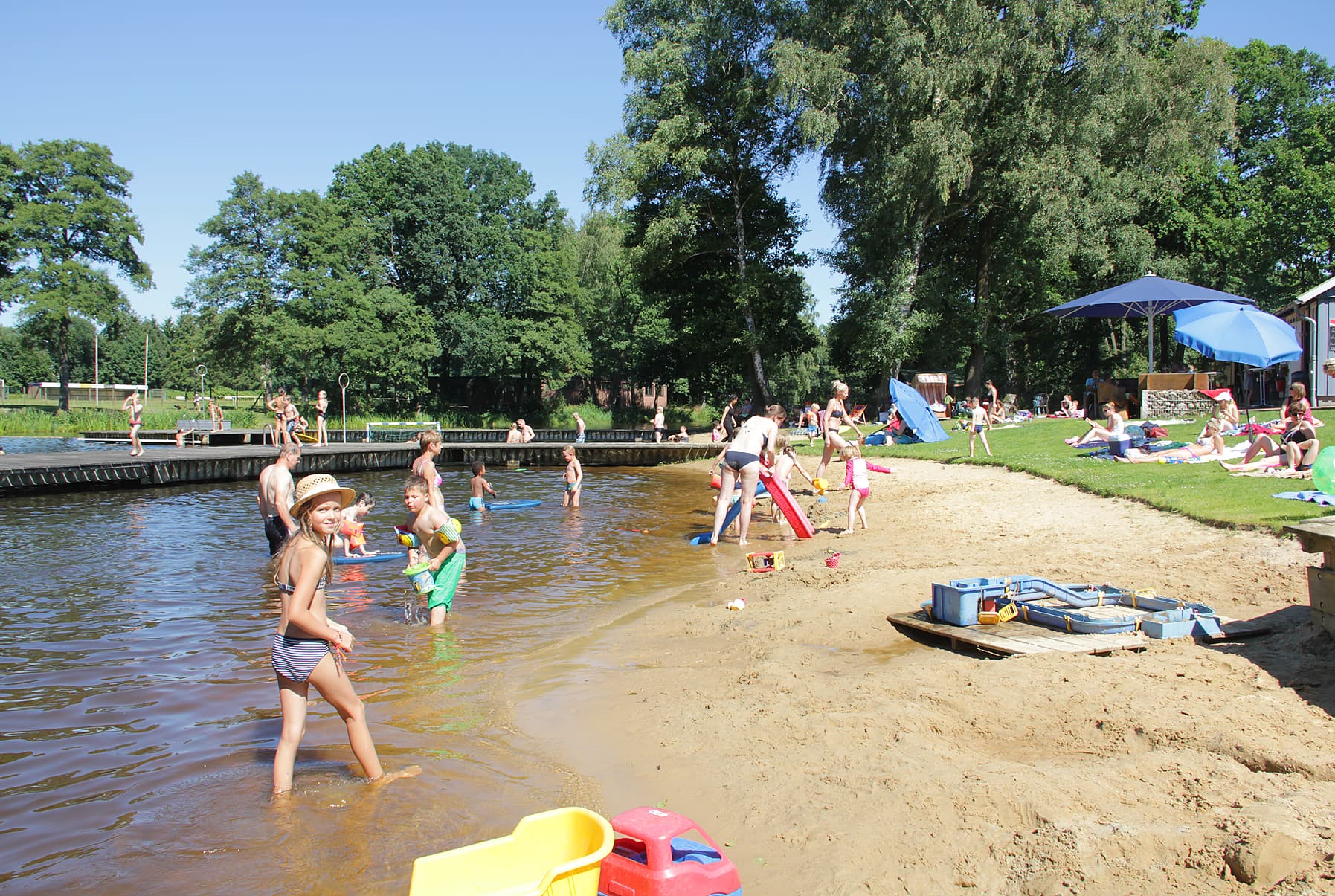 Blick auf Kleinkindbereich und Steg im Strandbad Dorfmark