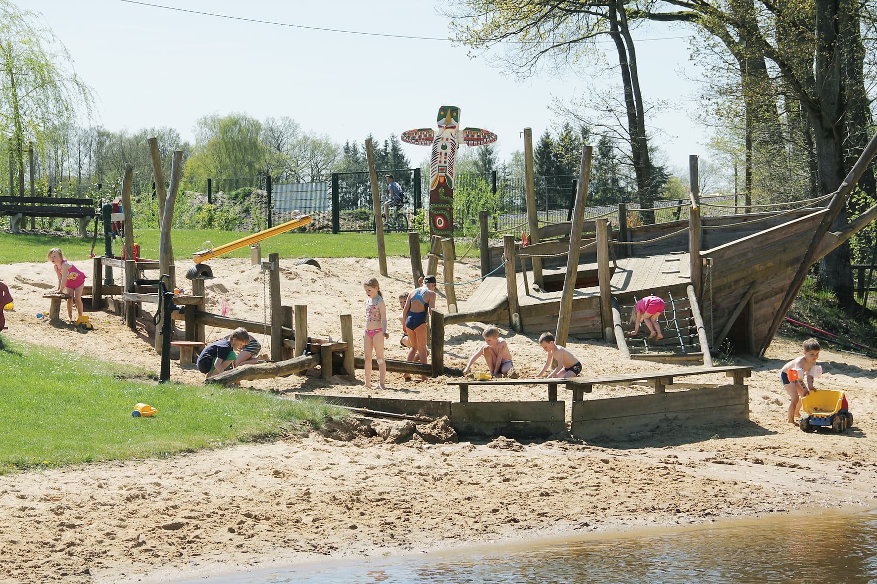 "super Sandkiste" rund ums Piratenschiff im Strandbad in Dorfmark