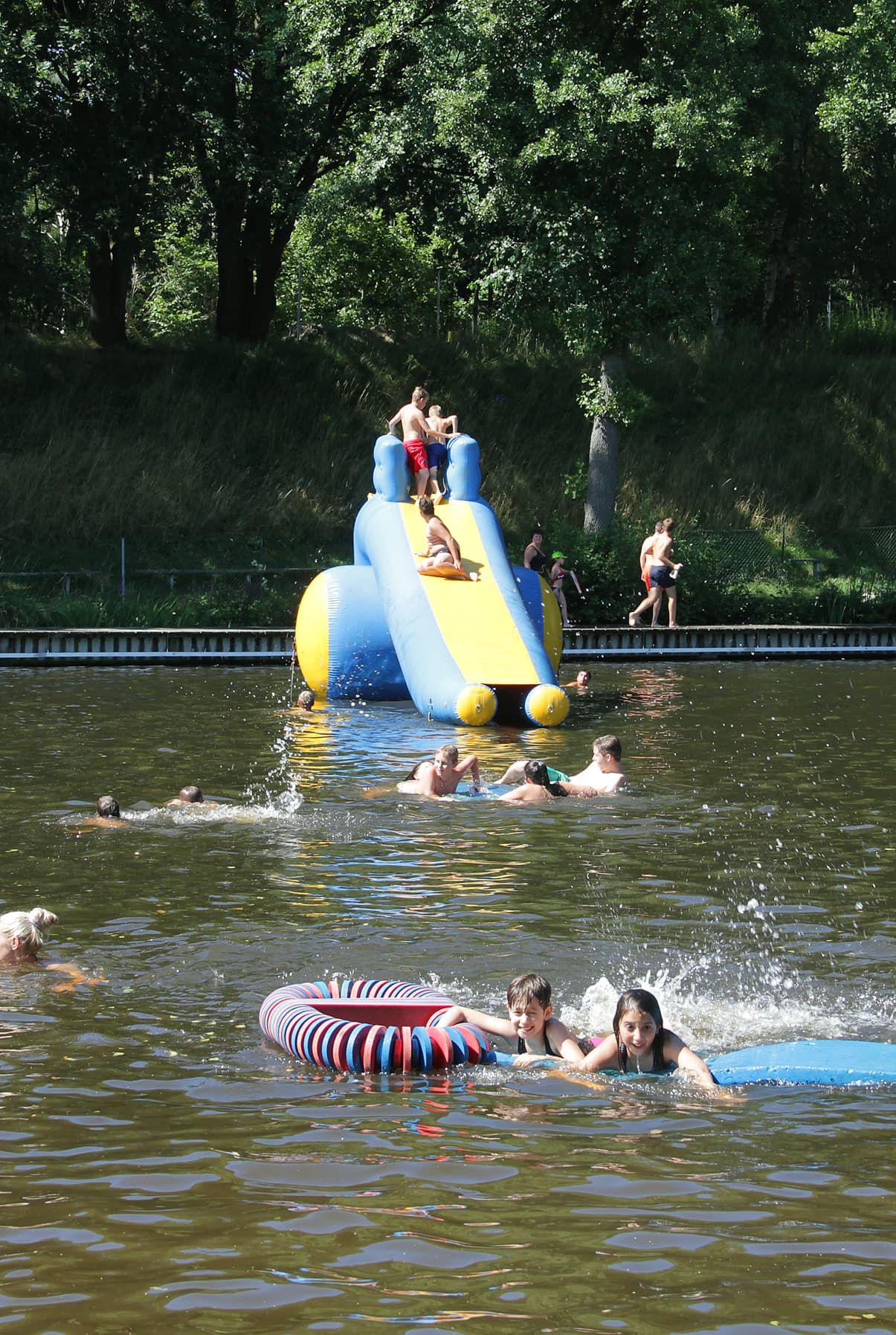 Wasserrutsche im Strandbad in Dorfmark