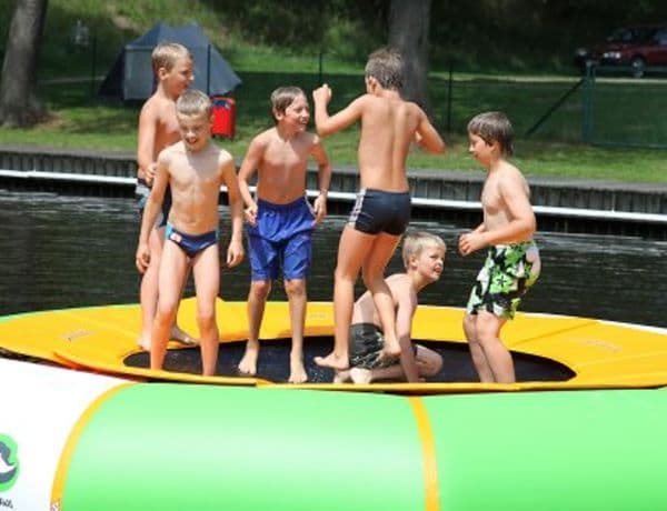 Wassertrampolin im Strandbad in Dorfmark