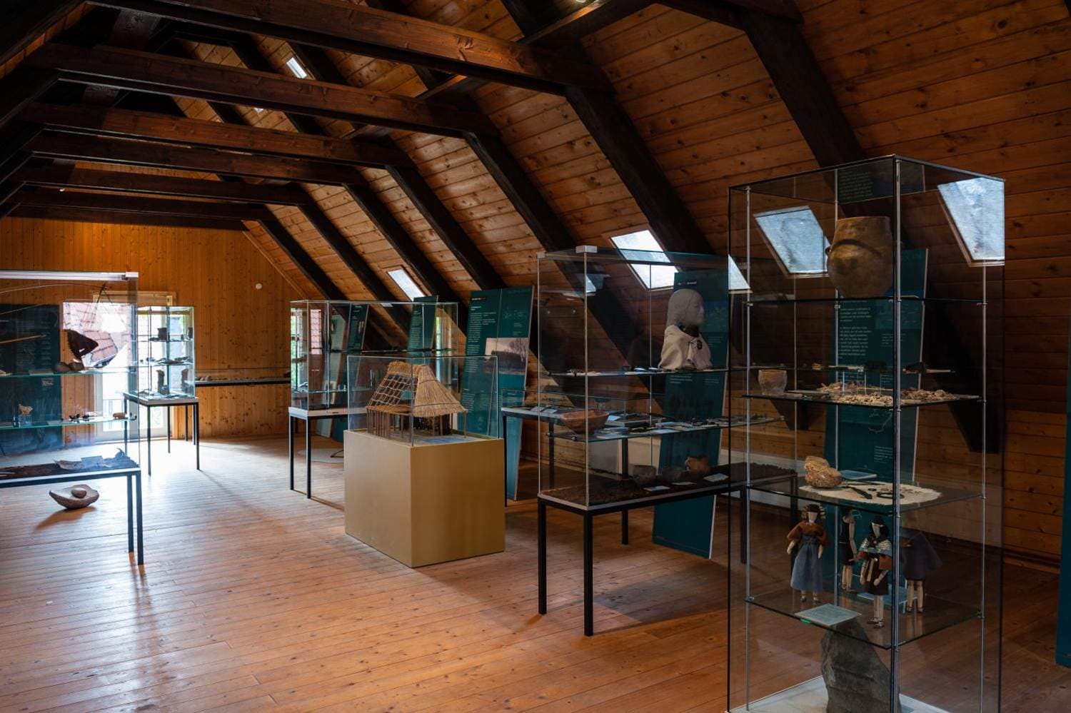 Ausstellung zum bronzezeitlichen Grab im Römstedthaus