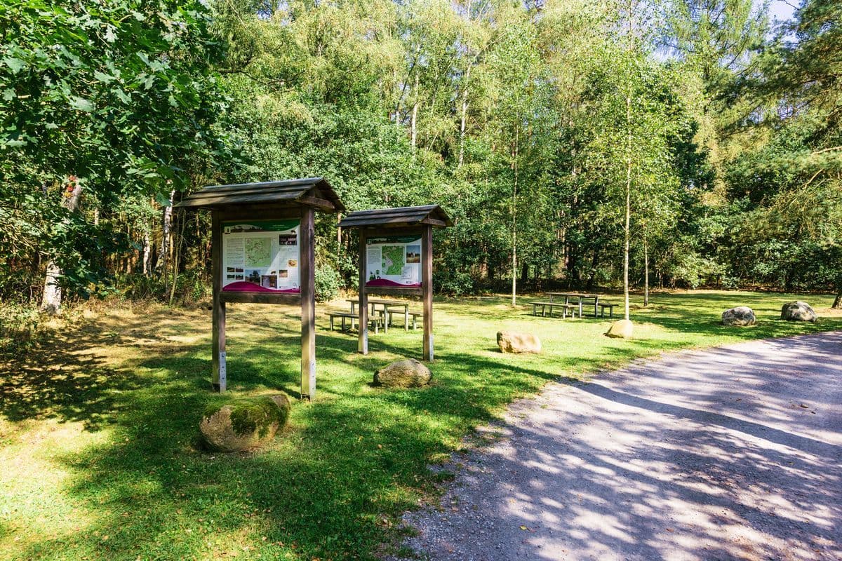 Rastplatz mit Informationstafeln am Schillohsberg