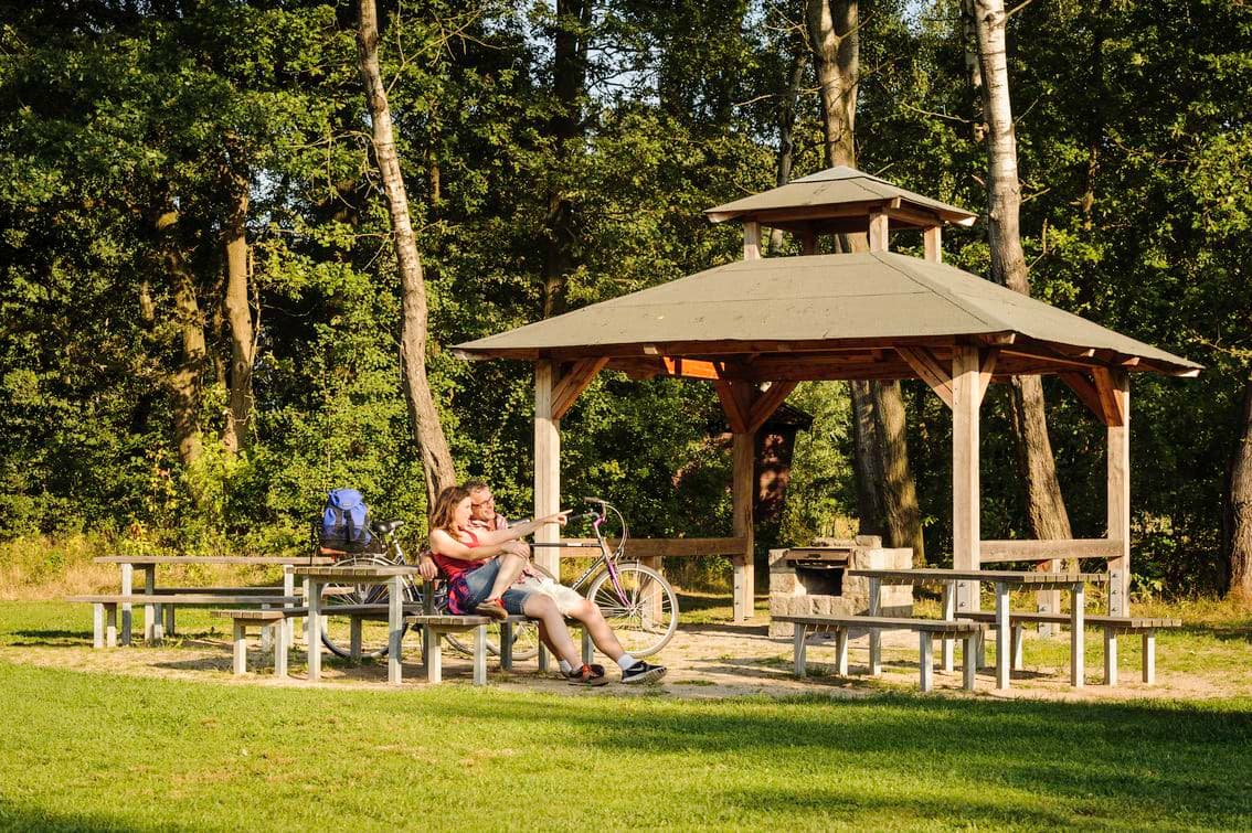 Schutzhütte und Picknickbänke bei Bargfeld