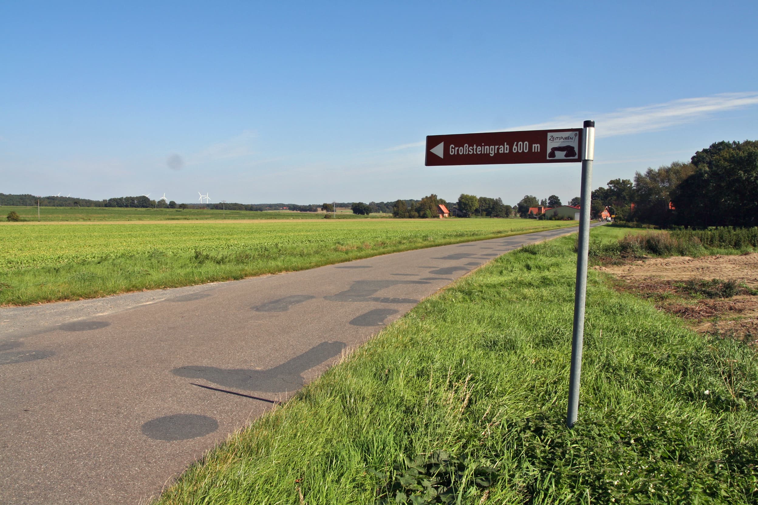 Wegweiser zum Großsteingrab