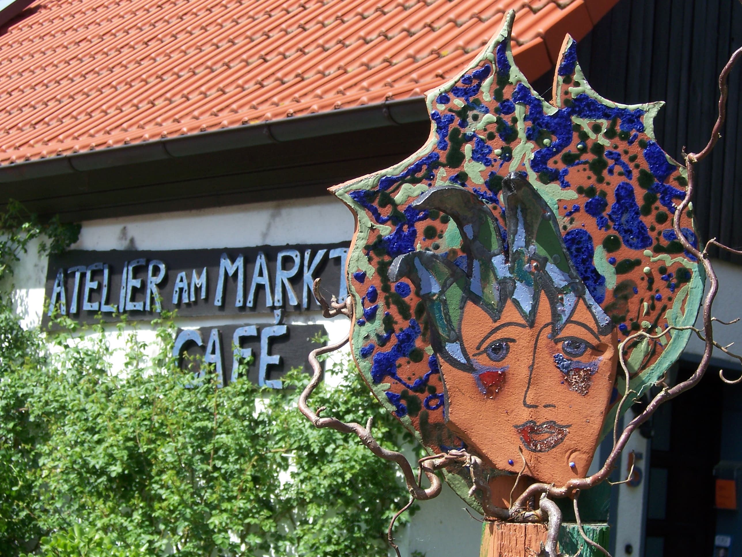 Blaue Stele am Eingang der Ferienwohnungen Atelier am Markt in Hermannsburg