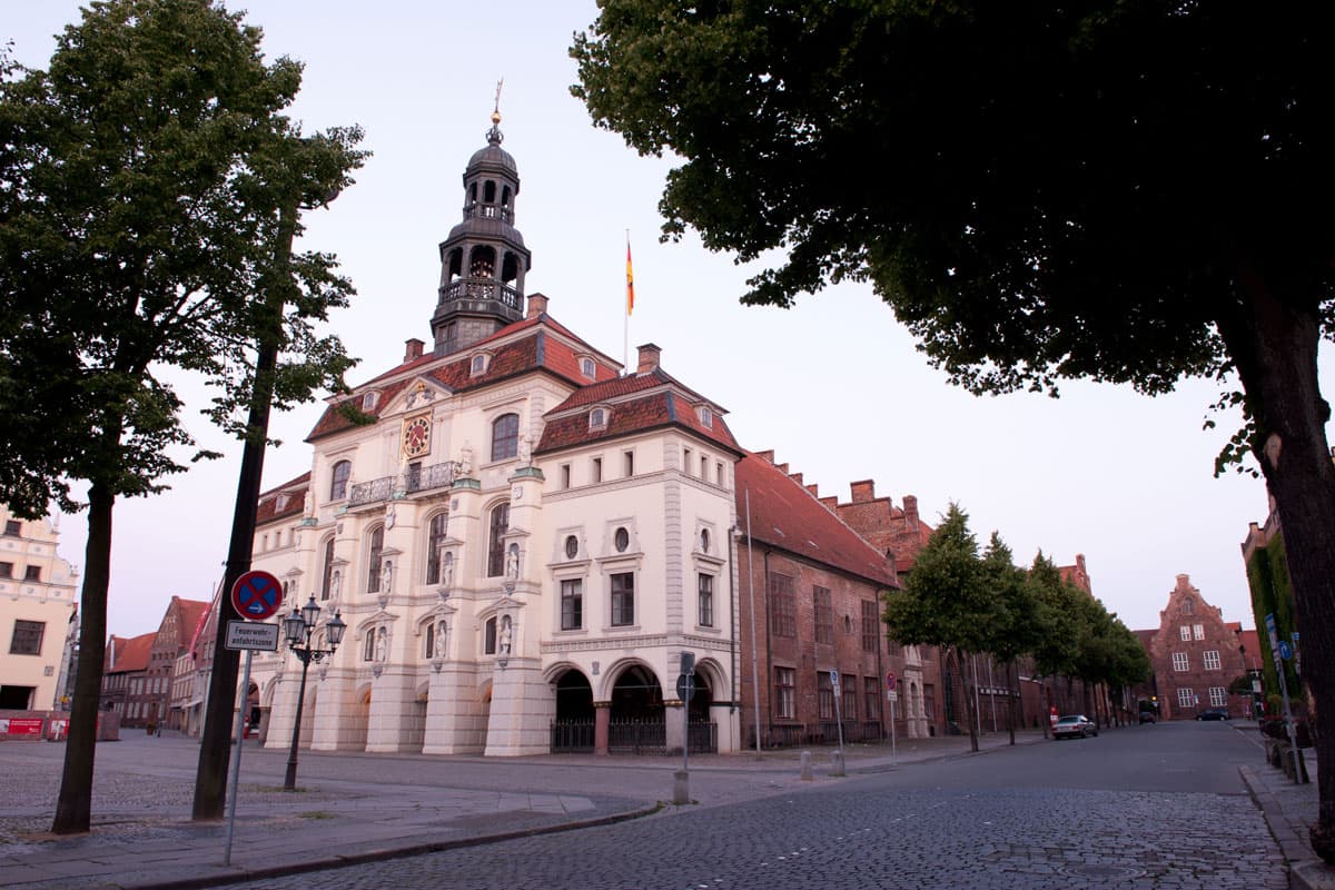 Man kann die Größe des Rathauses Lüneburg gut erkennen
