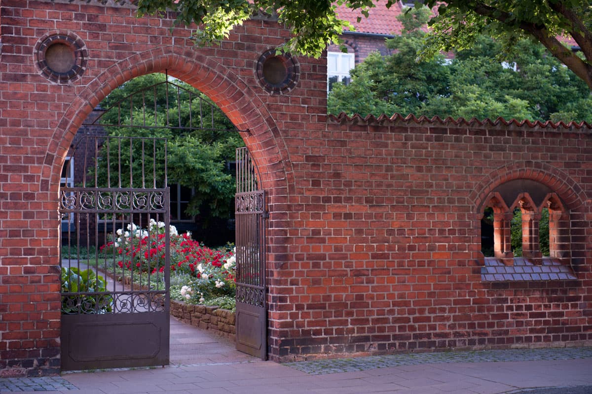Der Eingang in den Rathausgarten Lüneburg