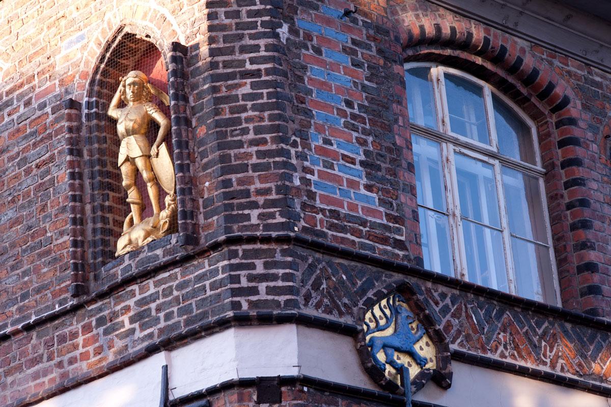 Ecke mit Figur am Rathaus Lüneburg