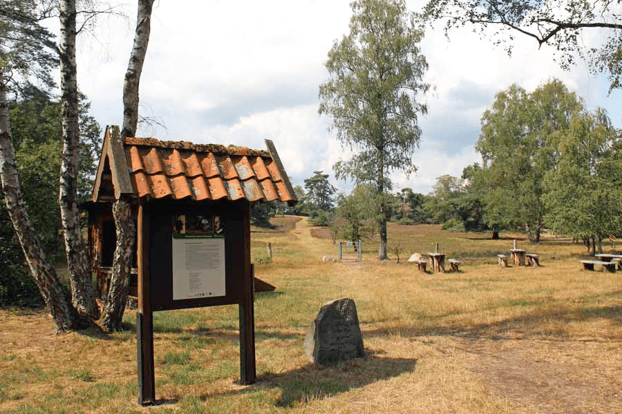 Eingang zum Loens Grab im Tietlinger Wacholderhain