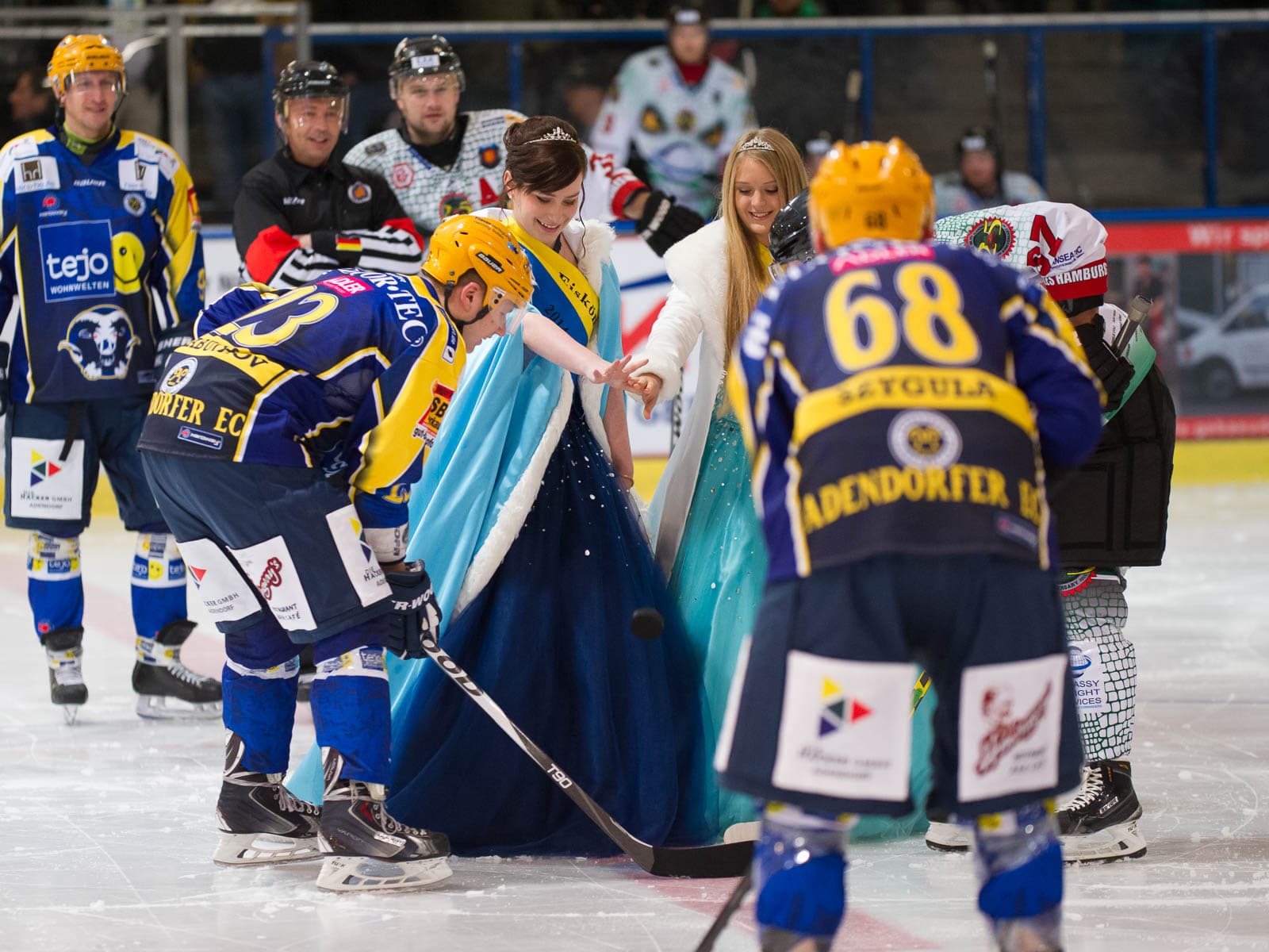 Eröffnung eines Eishockeyspiels durch die Eiskönigin