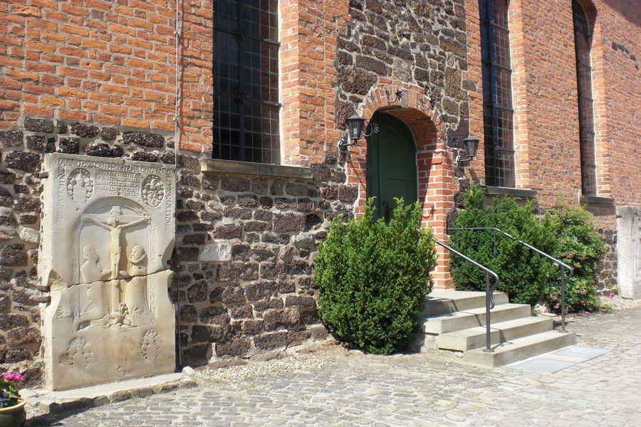 Grabplatte am Haupteingang zur St. Marienkirche