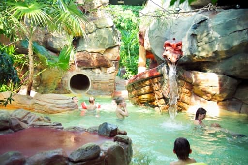 Familien haben Spass im Kinderspielbad Drachenfels im Aqua Mundo