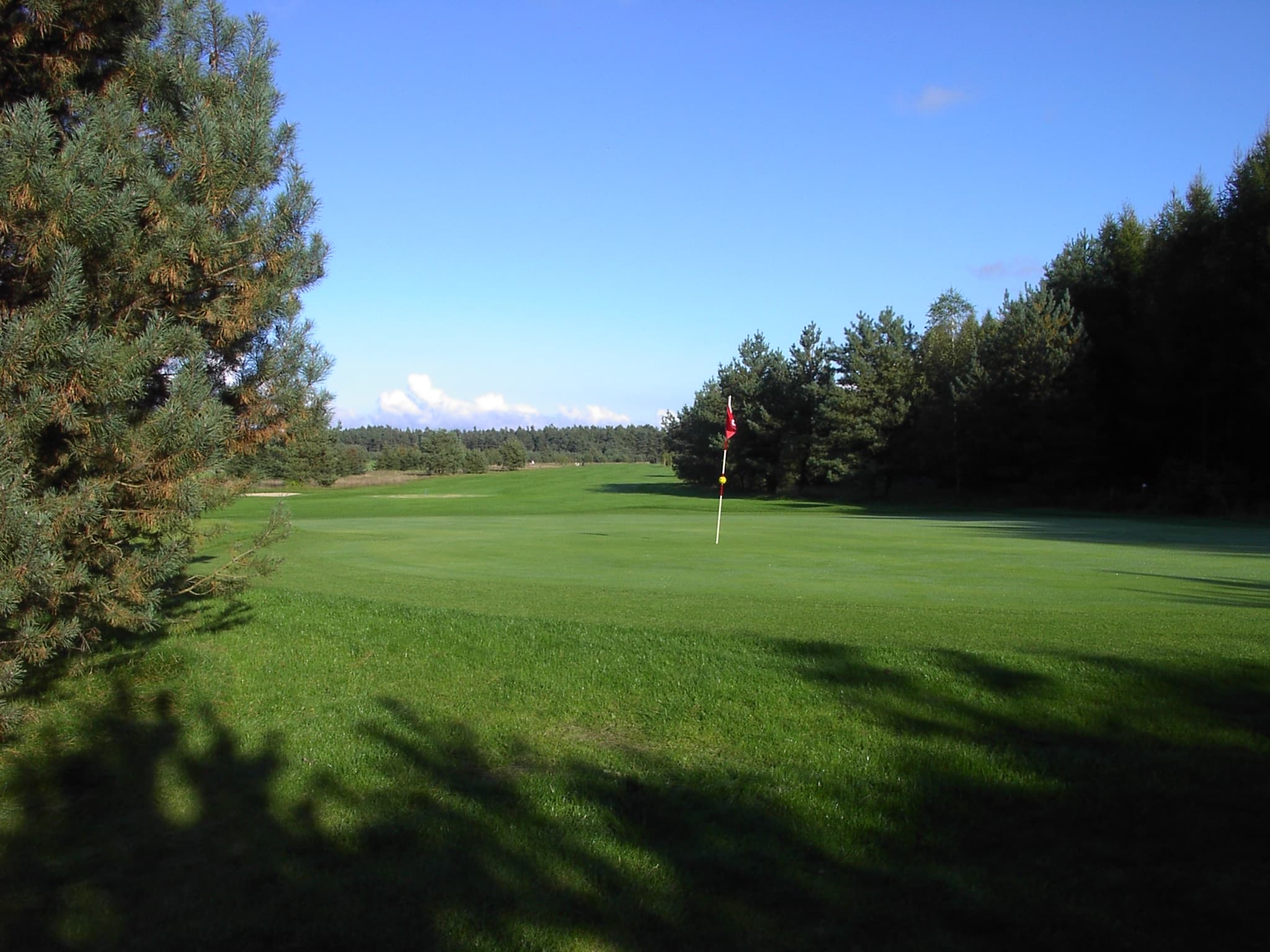 Blick von Grün 6/15 zurück auf die 462/442 Meter lange Spielbahn.