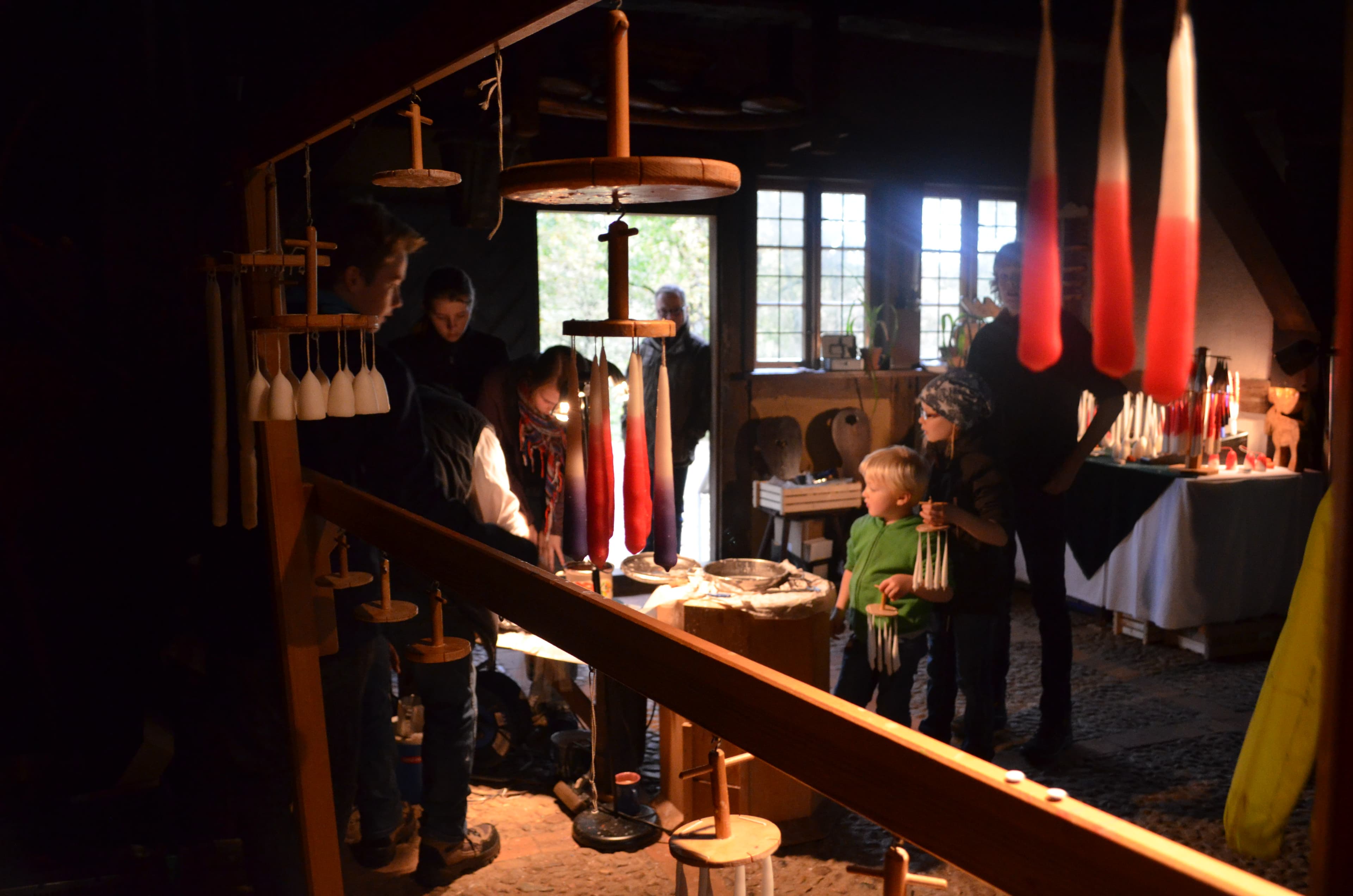 Kerzenziehen im Museumsdorf Hösseringen