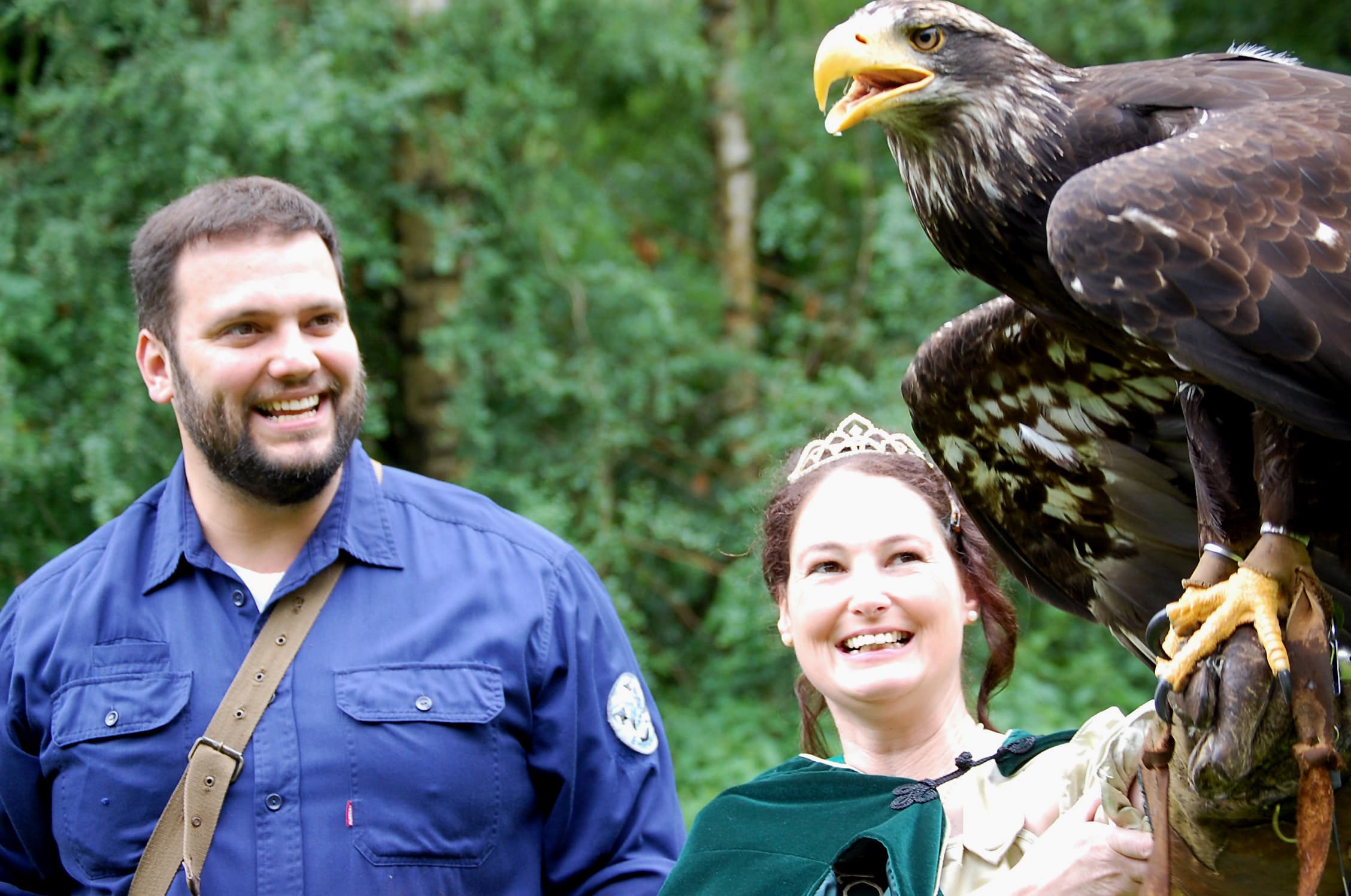Die erste Schnuckenkönigin des Naturparks Südheide, Melanie Obermann, vertritt die Tourismusregion Celle. Mit Unterstützung von Eventfalknerei Geschäftsführer Thomas Wamser wagt sie hier den Handappell mit Weißkopfseeadler "Hera".