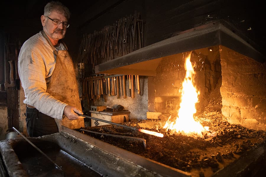 Metal wird in der Esse erhitzt und fängt ab einer bestimmten Temperatur an zu glühen. Erst dann kann die Bearbeitung des Materials beginnen.