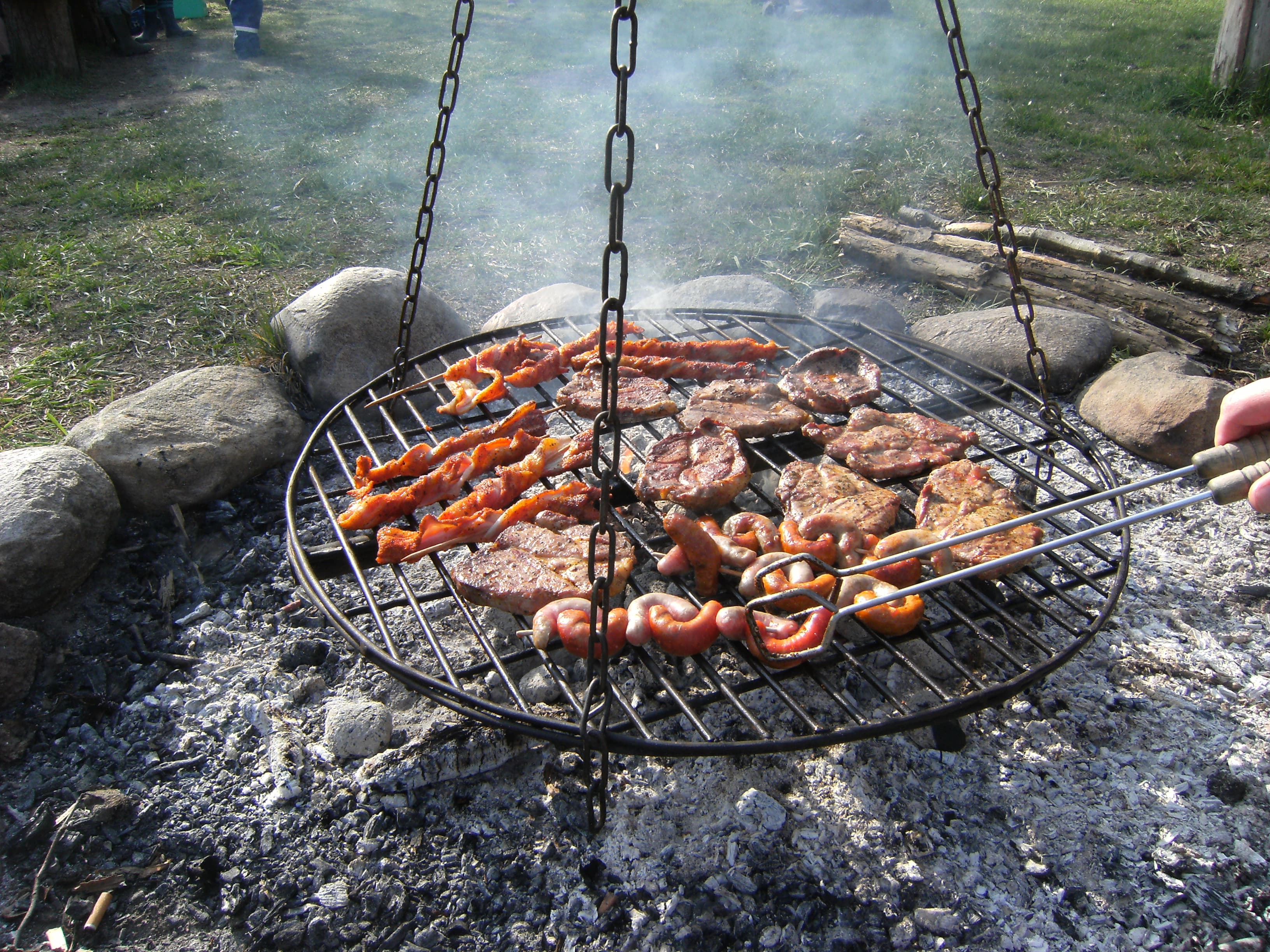 Lagerfeuer mit Schwenkgrill für Gruppen zubuchbar.