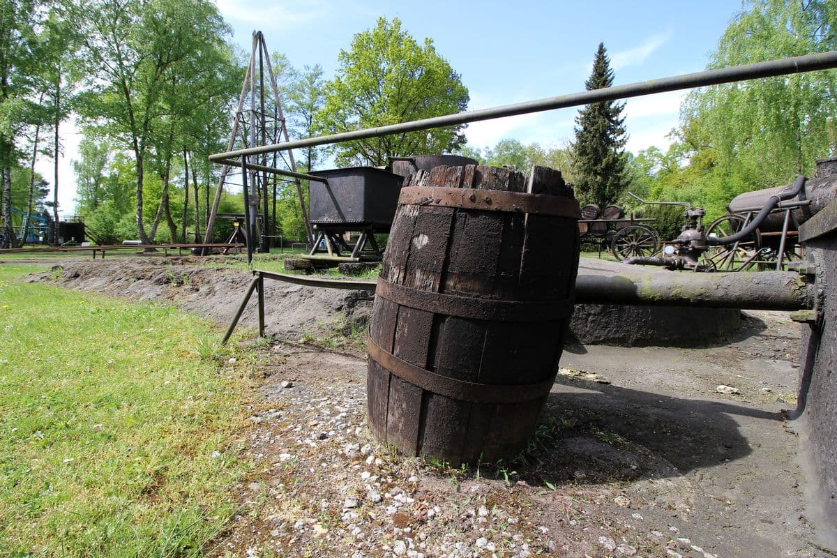 Altes Ölfass im Deutschen Erdölmuseum in Wietze