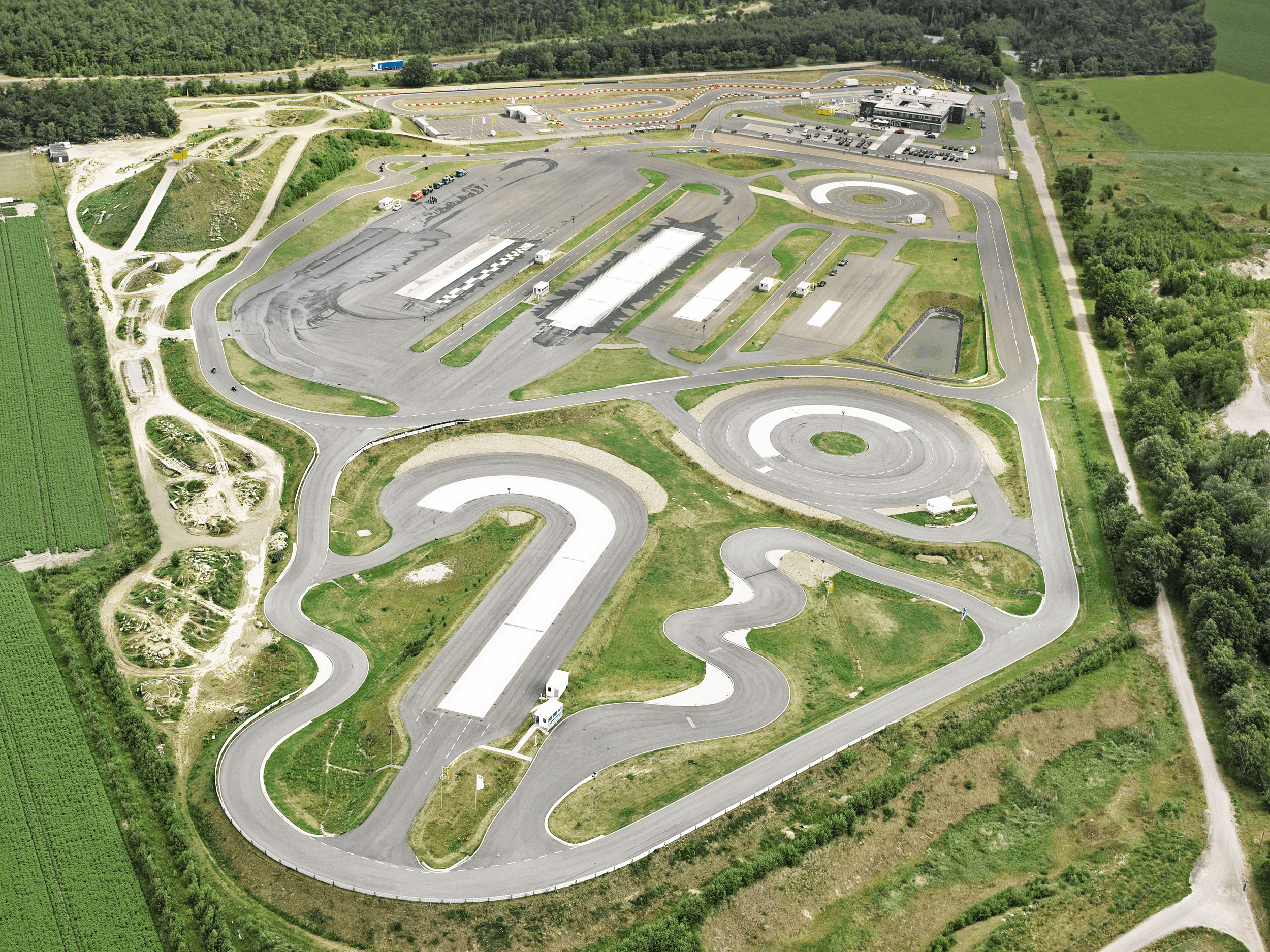 Etwas außerhalb von Lüneburg liegt das ADAC Fahrsicherheitszentrum mit Verkehrsübungsplatz und Event Flächen.