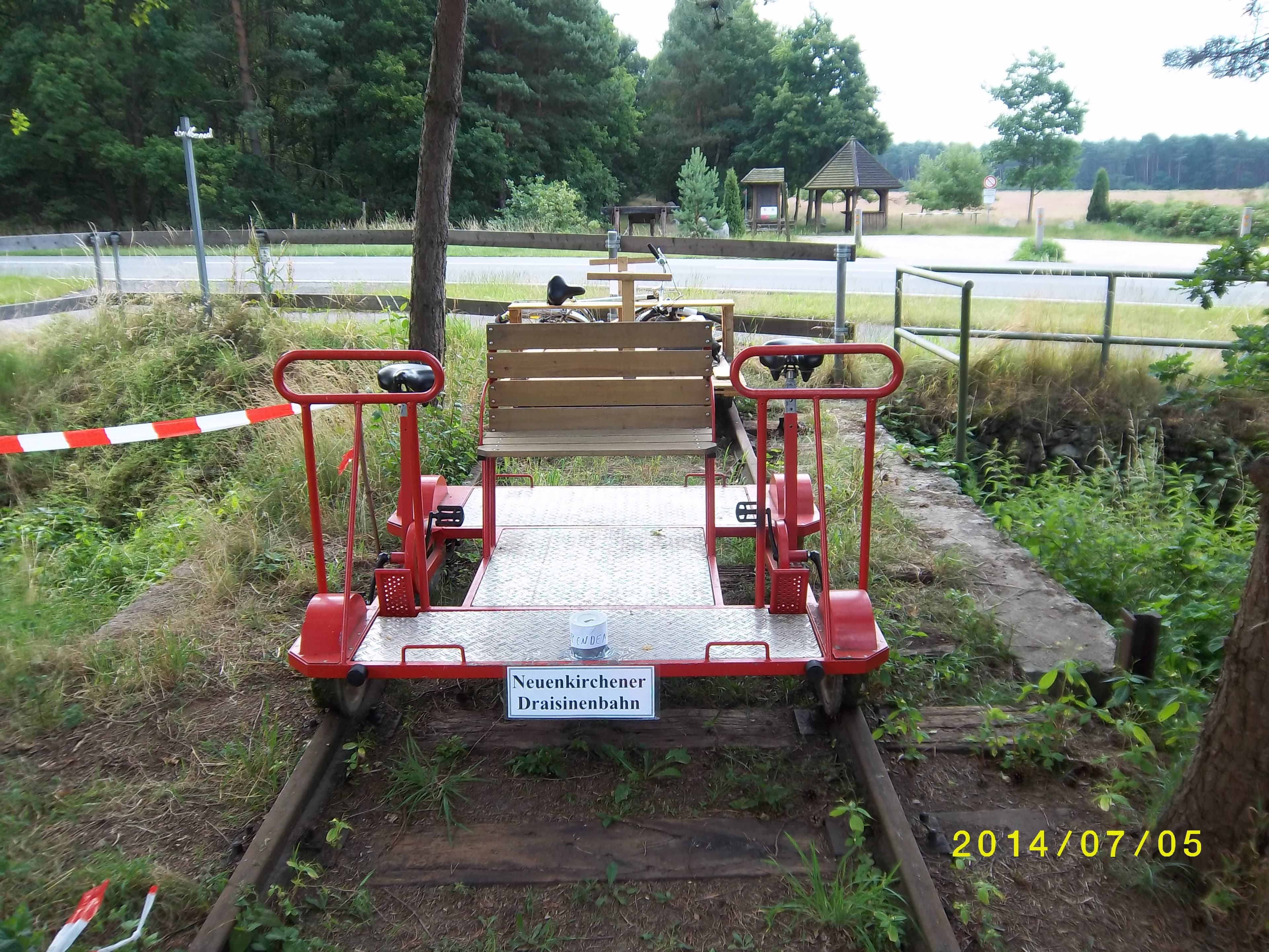 Die ausgeliehende Fahrraddraisine an der B 71.