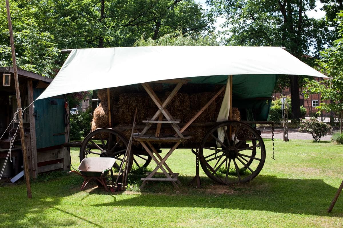 Alter Strohwagen auf dem Antikhof