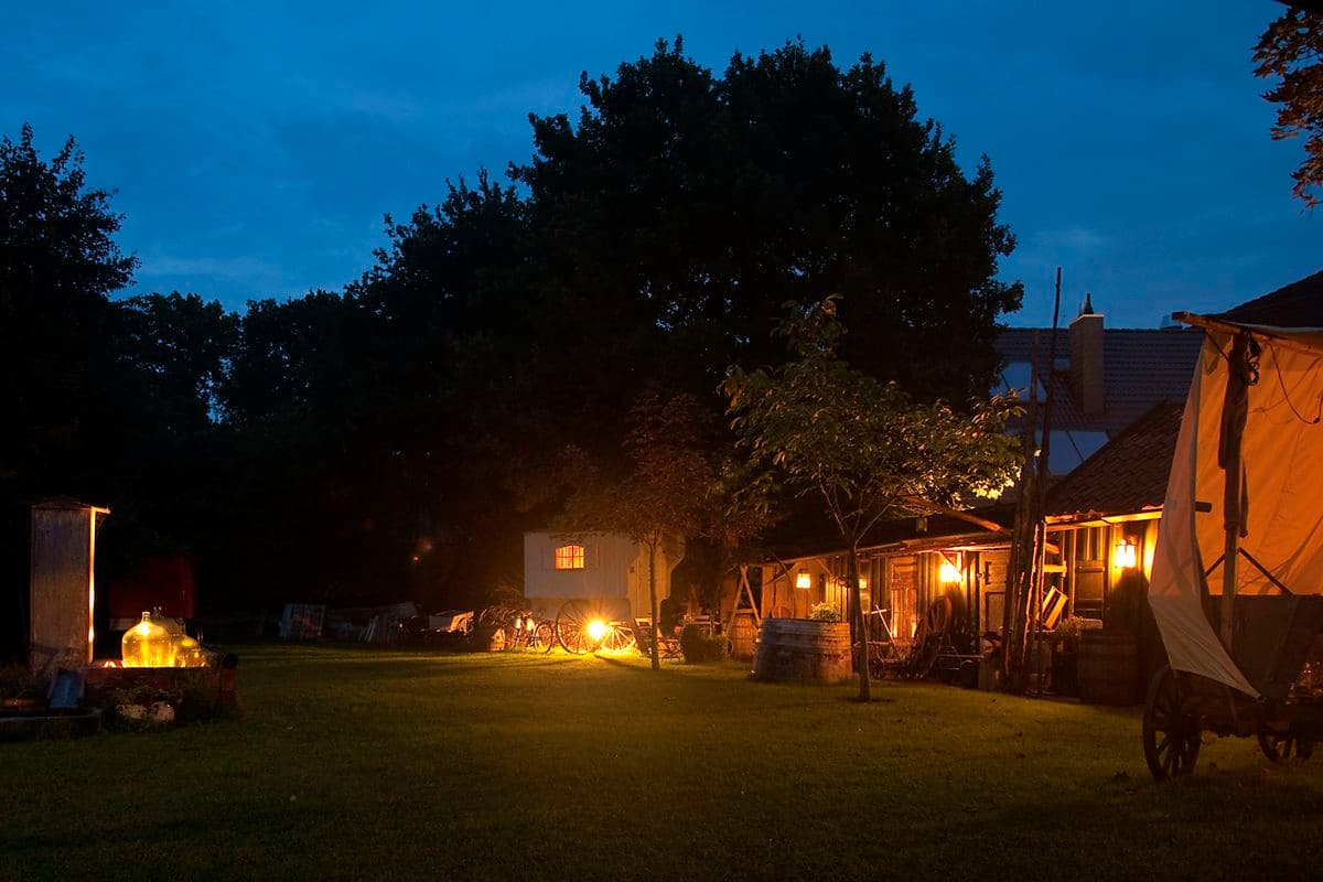 Der Antikhof Drei Eichen am Abend