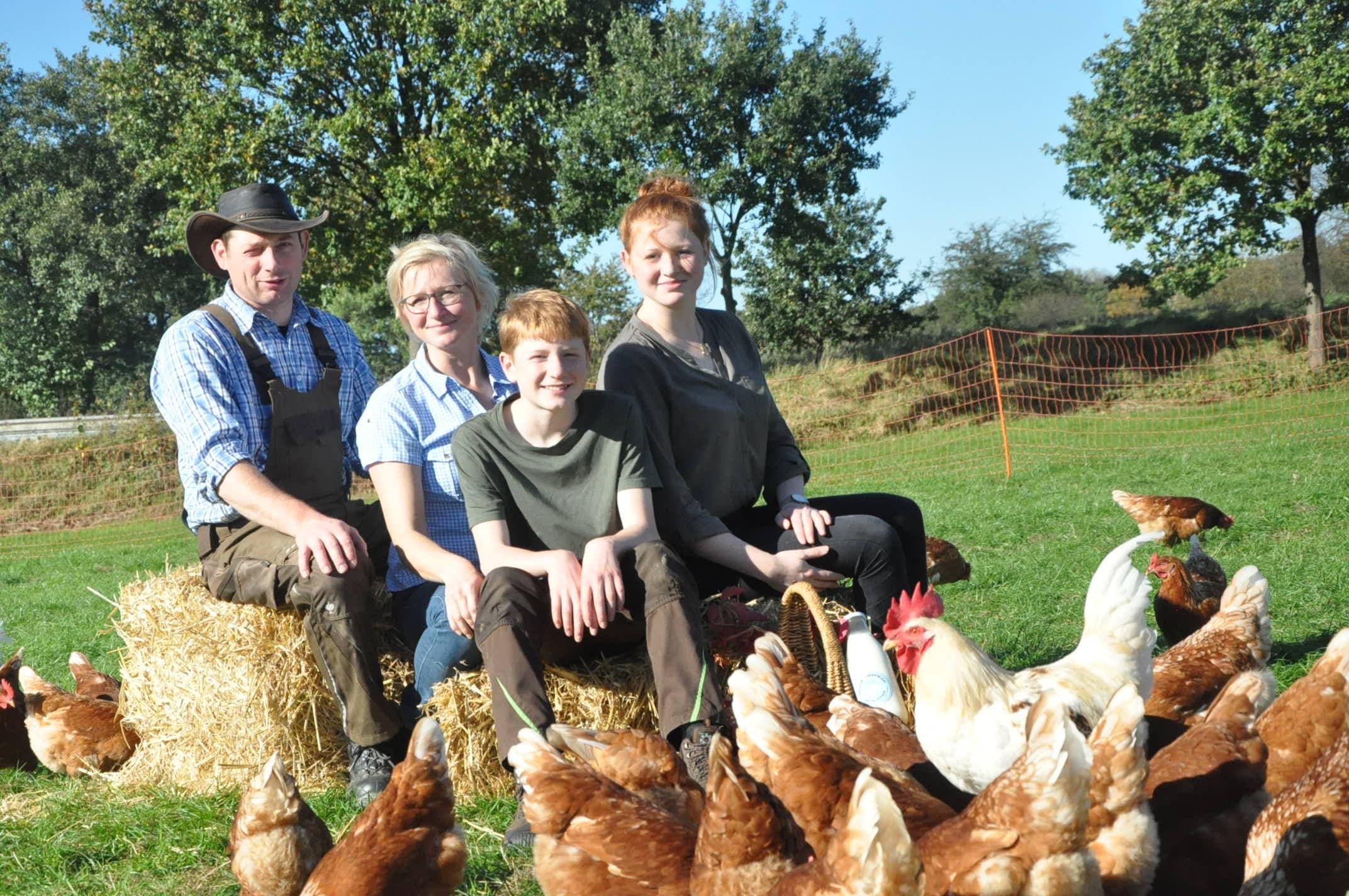 Familie Heidmann mit ihren Hühnern
