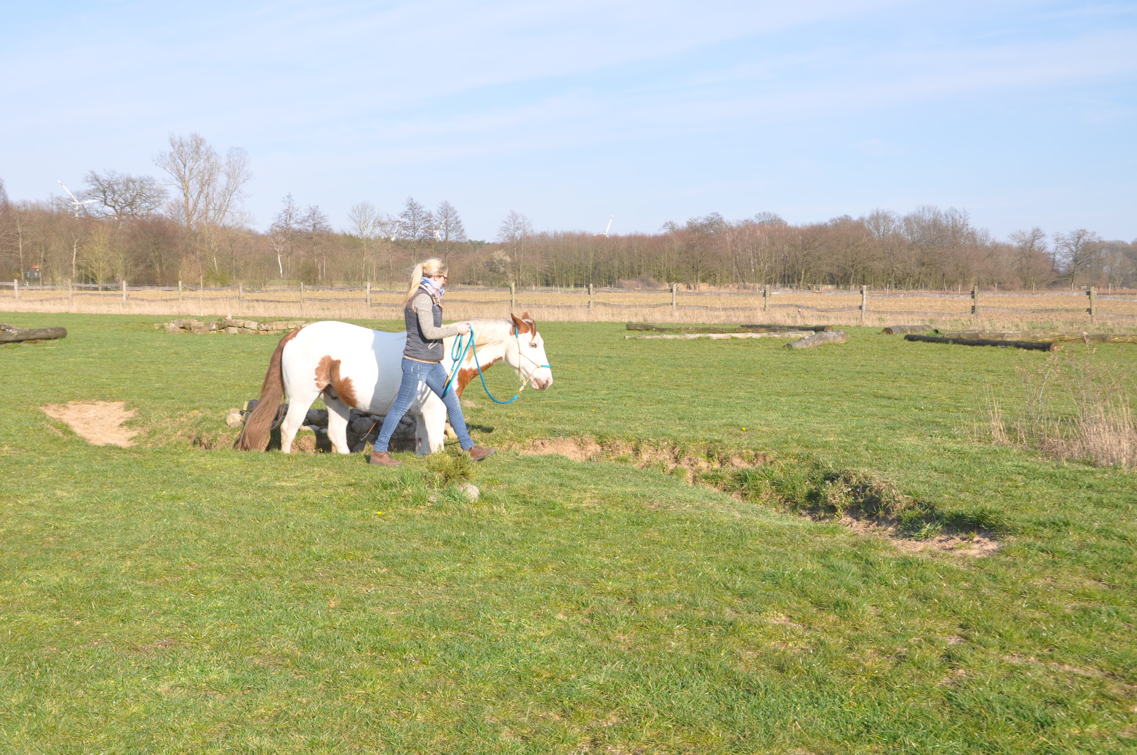 Trainerin mit Pferd auf dem heidehorstrail
