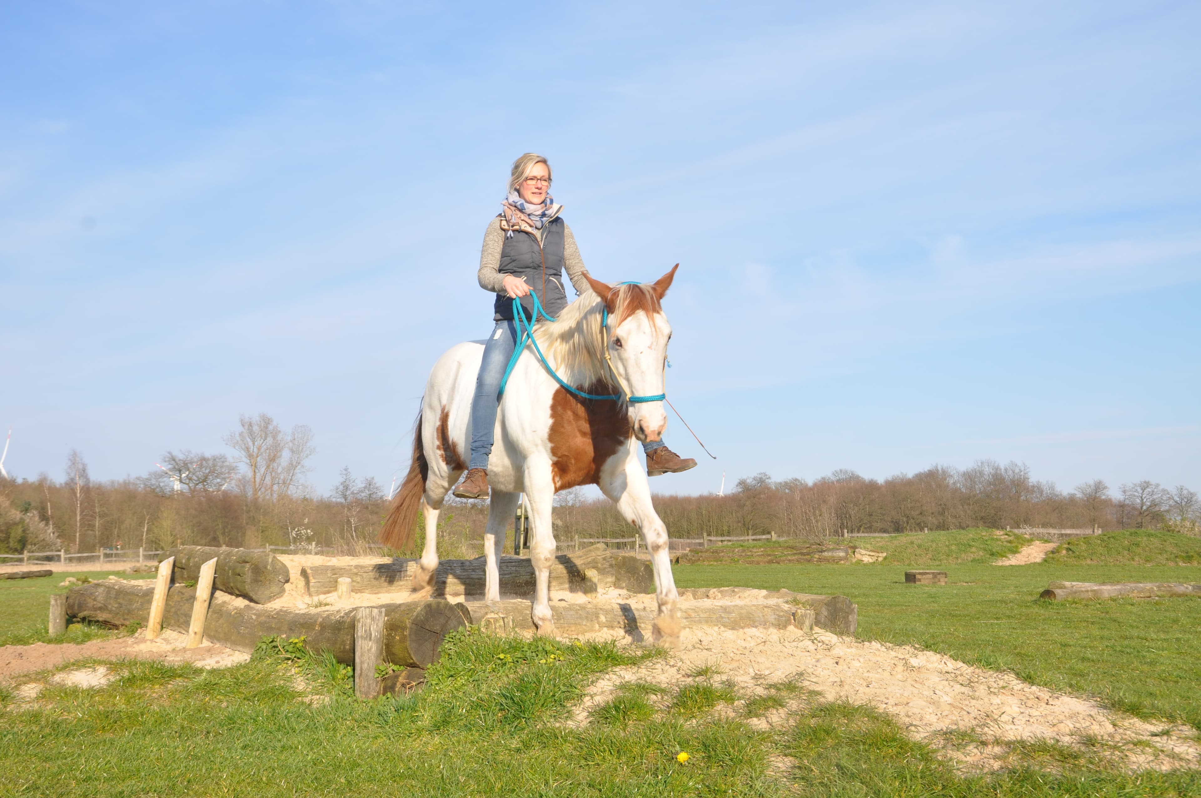 Trainerin mit Pferd auf dem heidehorstrail