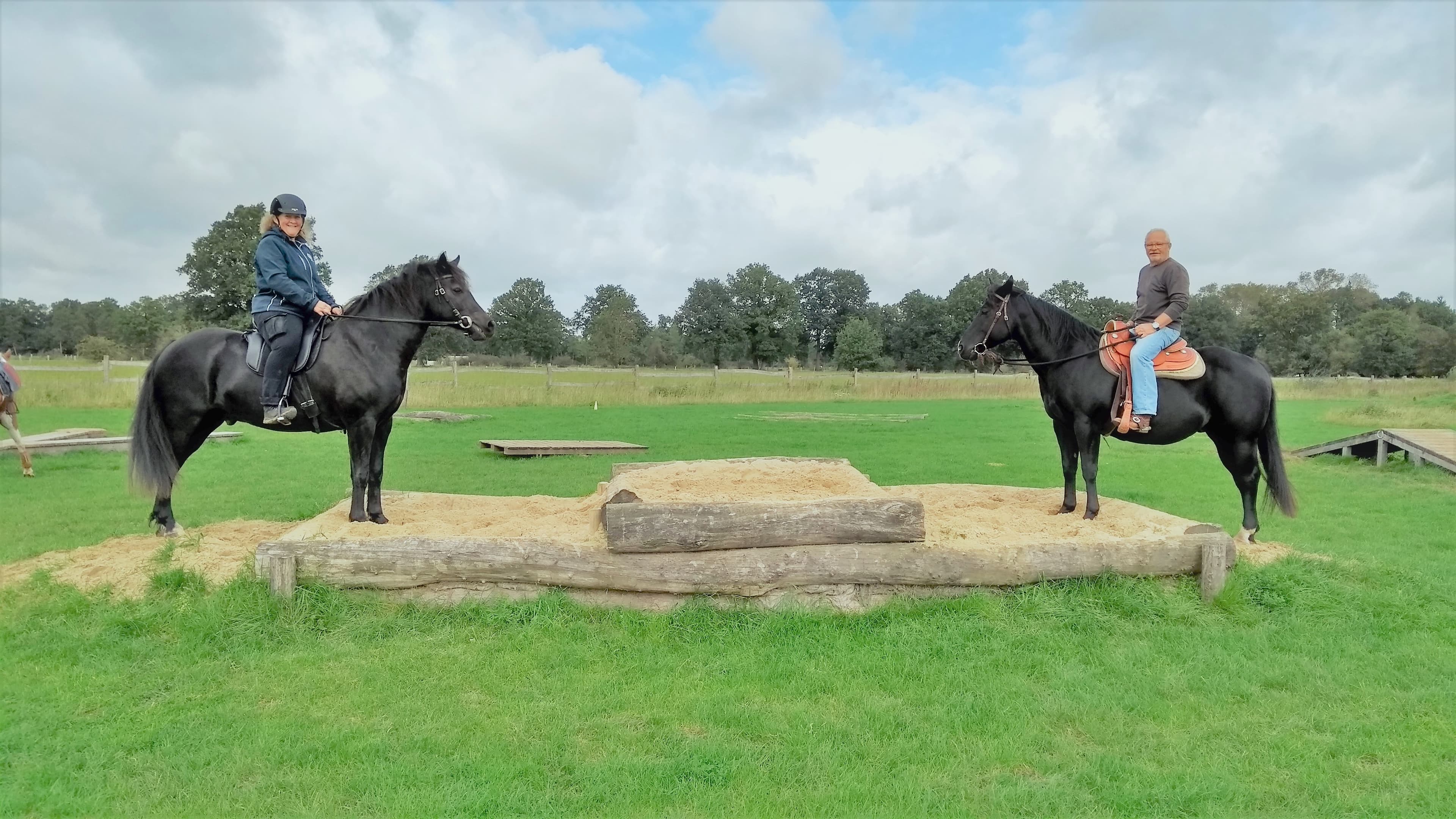 Trainerin mit Pferd auf dem heidehorstrail