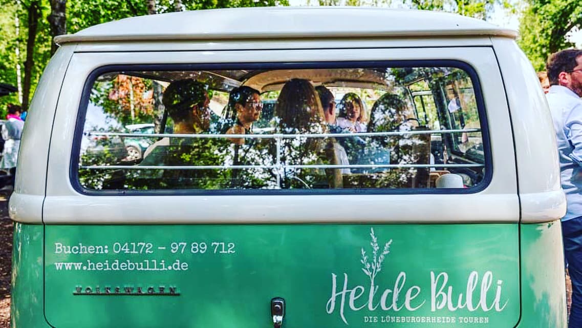 Heide Bulli Hilde kurz vor Abfahrt in Undeloh in der Lüneburger heide