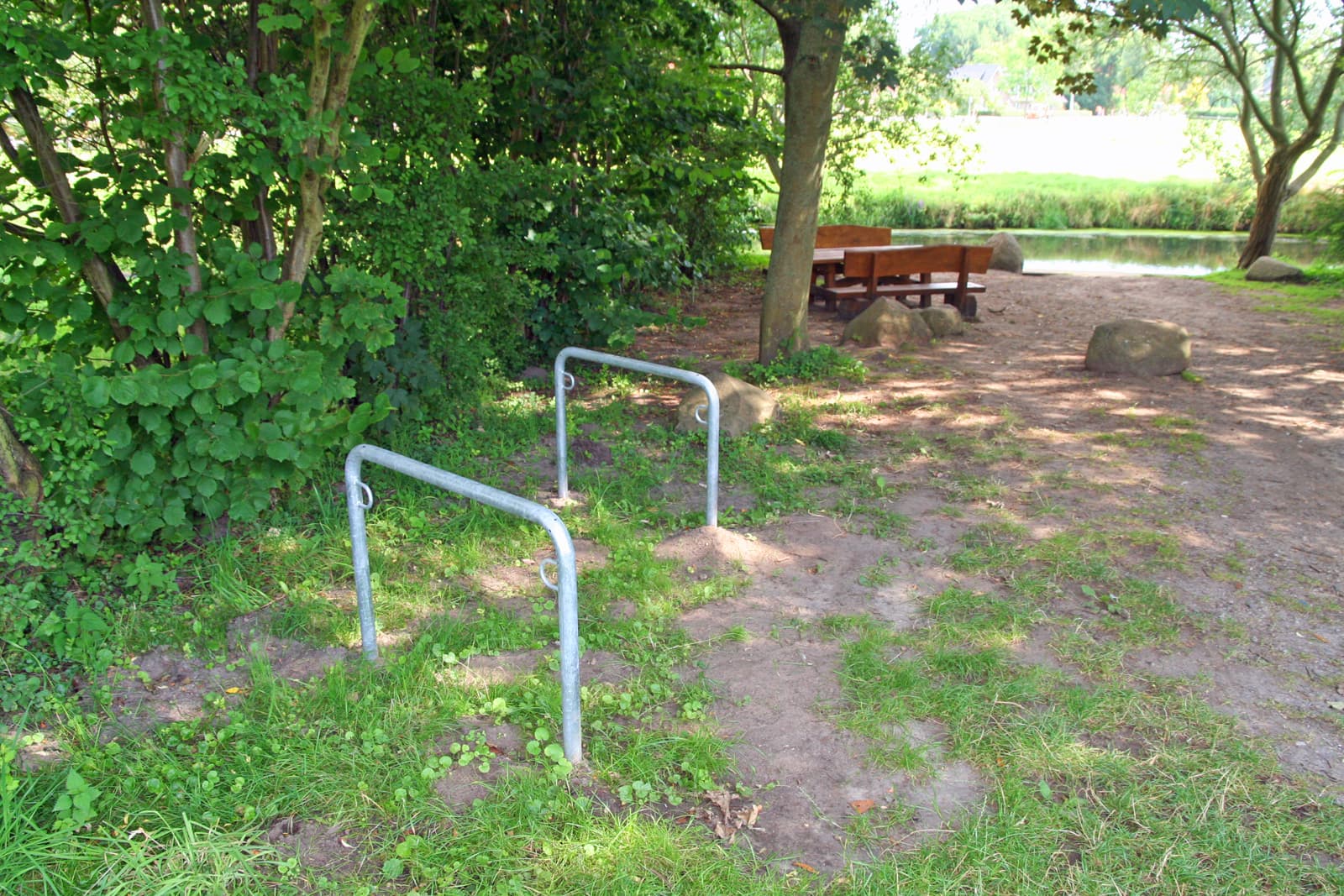 Rastplatz mit Tisch, Bänken und Fahrradbügeln bei der Schutzhütte am Kanuanleger Wichmannsburg