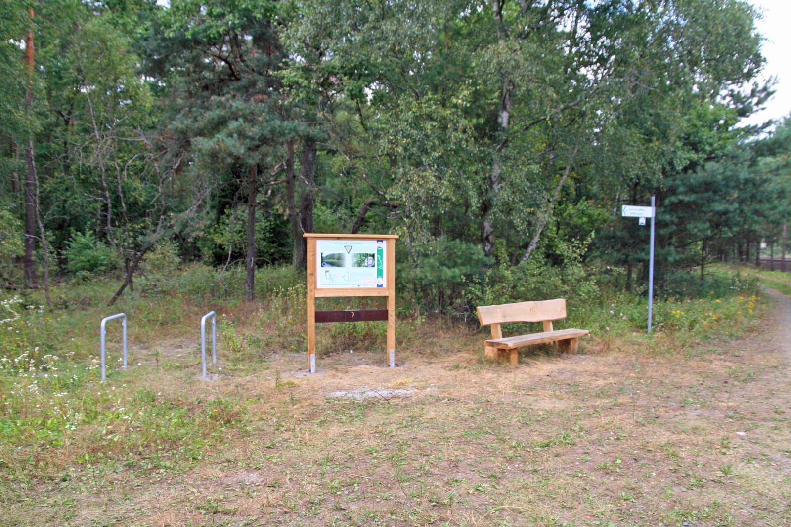 Rastplatz mit Bank und zwei Fahrradbügeln am Naturschutzgebiet Diecksbeck bei Deutsch Evern