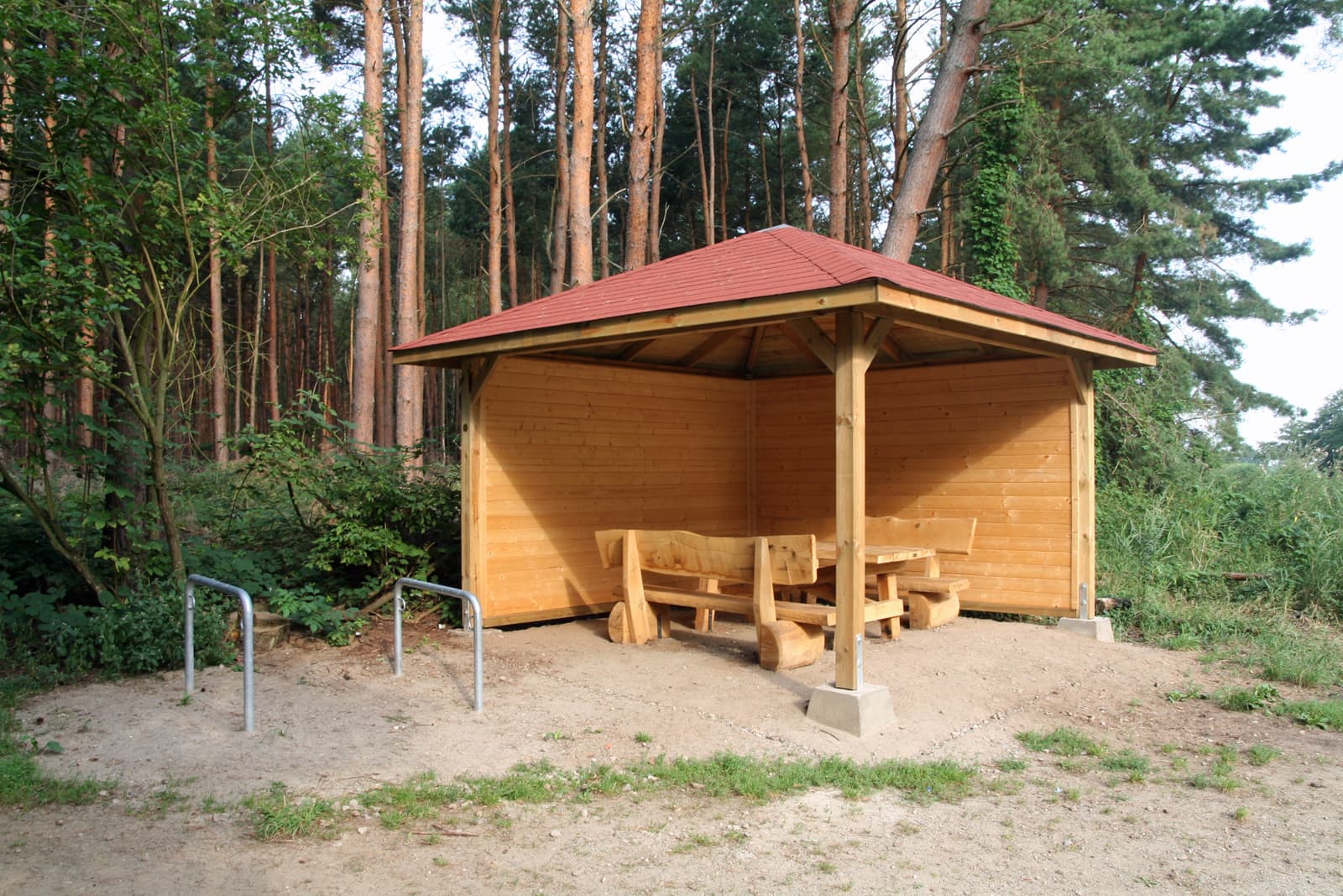 Schutzhütte und Rastplatz mit Tisch, Bänken und Fahrradabstellbügeln am Treidelpfad in Lüneburg