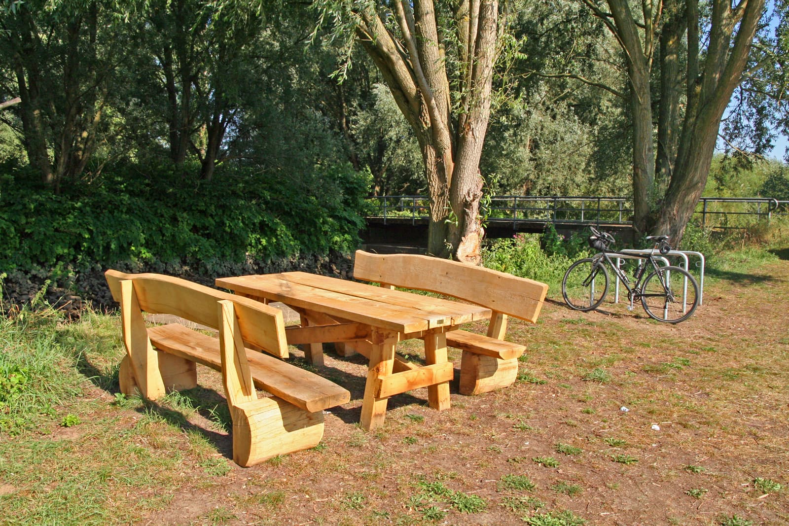 Rastplatz mit Tisch, Bänken und Fahrradabstellbügeln nahe Stöckte an der Luhe